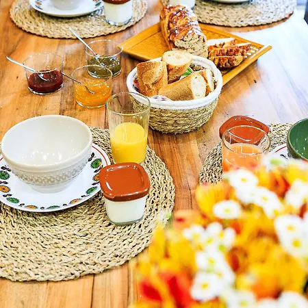 Les Tables De La Rousse ゲストハウス