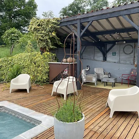 Les Tables De La Rousse ゲストハウス