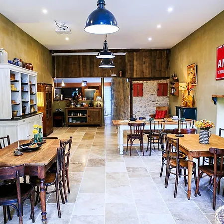 Les Tables De La Rousse Konukevi 3*