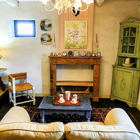 Konukevi Les Tables De La Rousse 3*