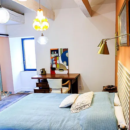 Konukevi Les Tables De La Rousse 3*