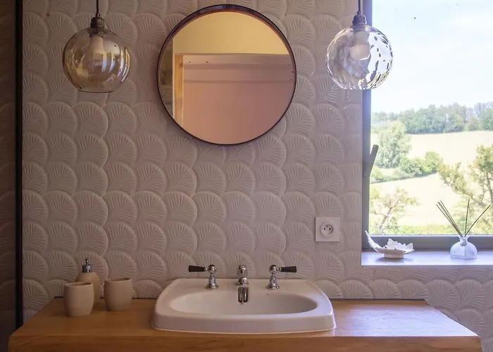 Πανσιόν Les Tables De La Rousse