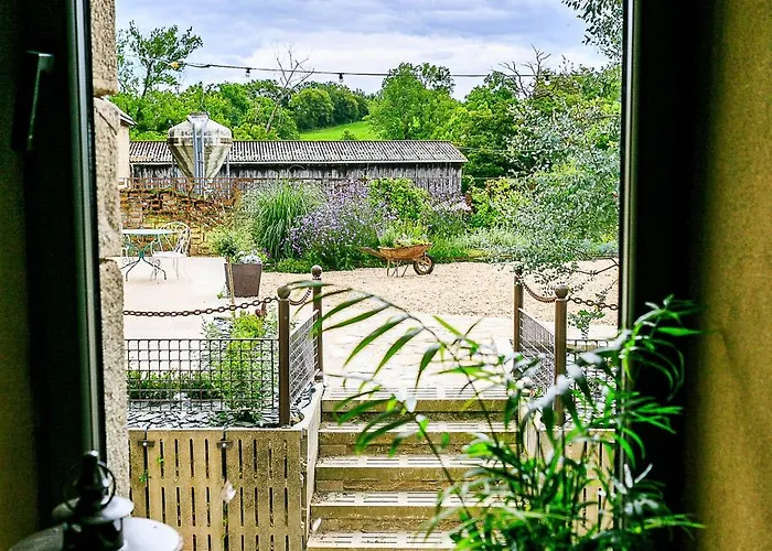 Les Tables De La Rousse Πανσιόν 3*