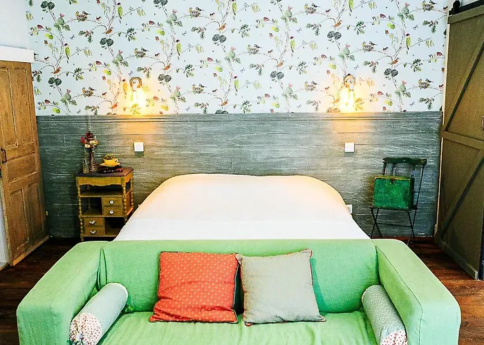 Les Tables De La Rousse Πανσιόν 3*