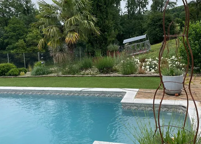 Les Tables De La Rousse Πανσιόν 3*